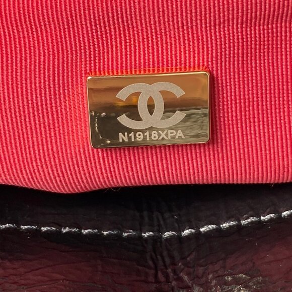 CHANEL 19 Small Flap Bag – Black Shiny Crumpled Calfskin w/ Gold Hardware - Picture 4 of 7